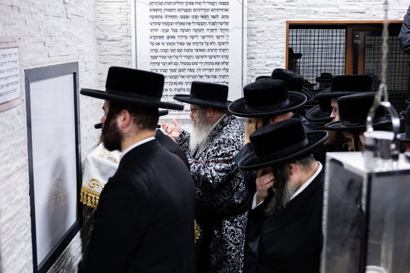 האדמו"ר מסאטמר בתפילה באוהל