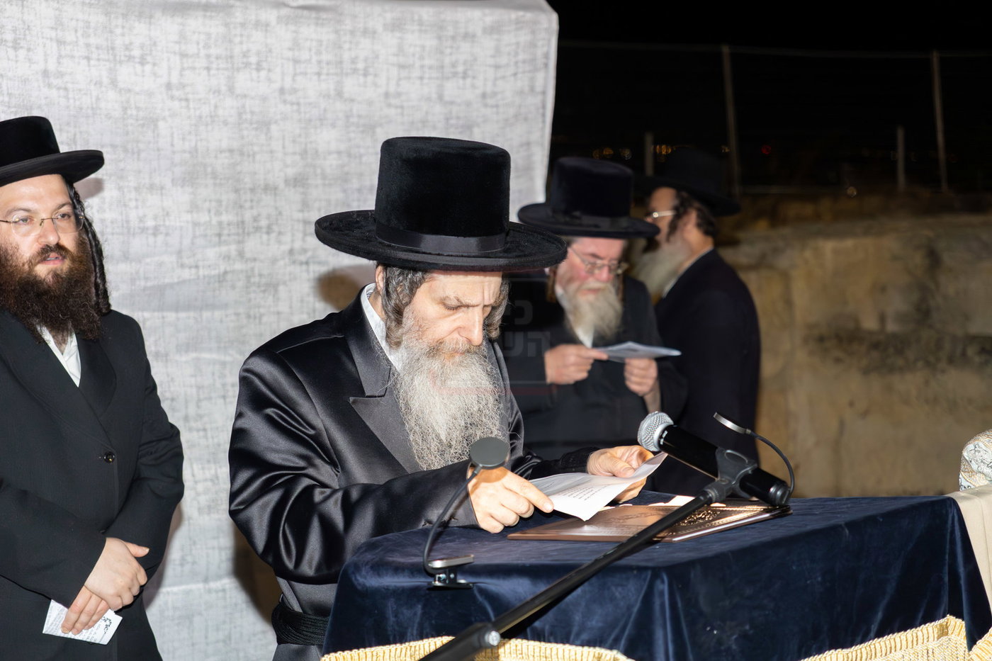 האדמו"ר מאונגוואר במעמד ההדלקה בציון שמואל הנביא