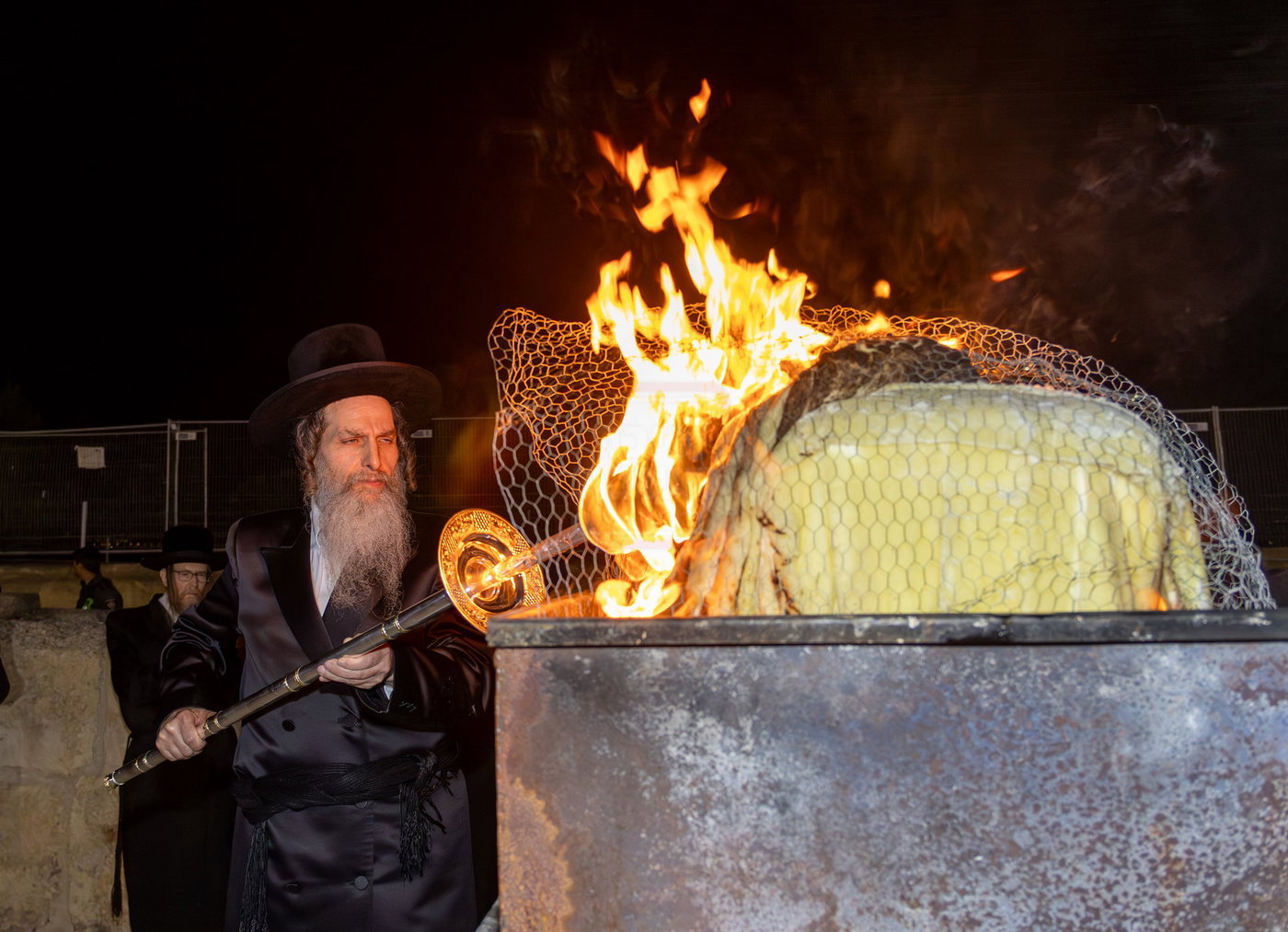 האדמו"ר מאונגוואר במעמד ההדלקה בציון שמואל הנביא