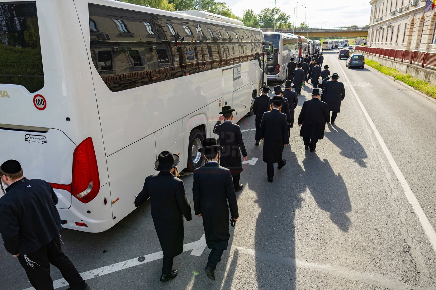 האדמו"ר מסאטמר בתפילה באוהל