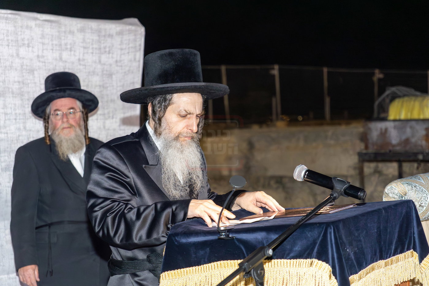 האדמו"ר מאונגוואר במעמד ההדלקה בציון שמואל הנביא
