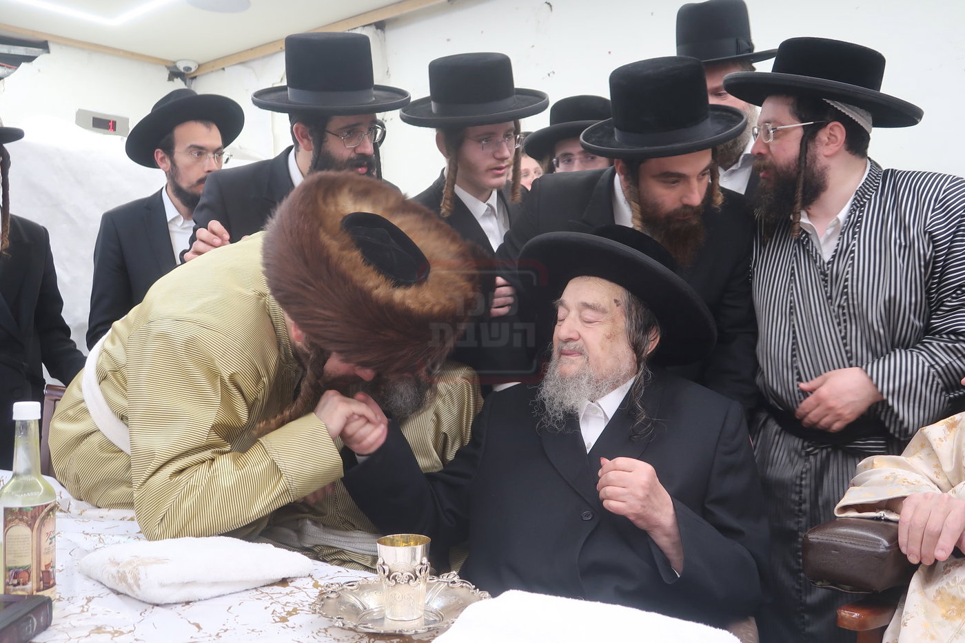 הגה"צ רבי יעקב מאיר שכטר בברית אצל האדמו"ר מתולדות אברהם יצחק