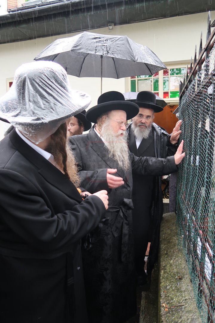 האדמו"ר מקוזמיר במסע הקודש לפולין