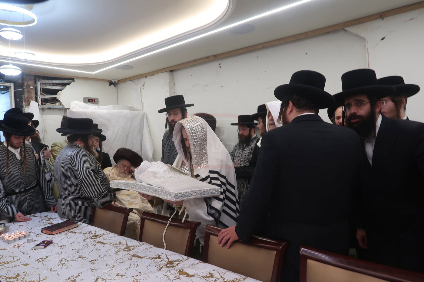 הגה"צ רבי יעקב מאיר שכטר בברית אצל האדמו"ר מתולדות אברהם יצחק