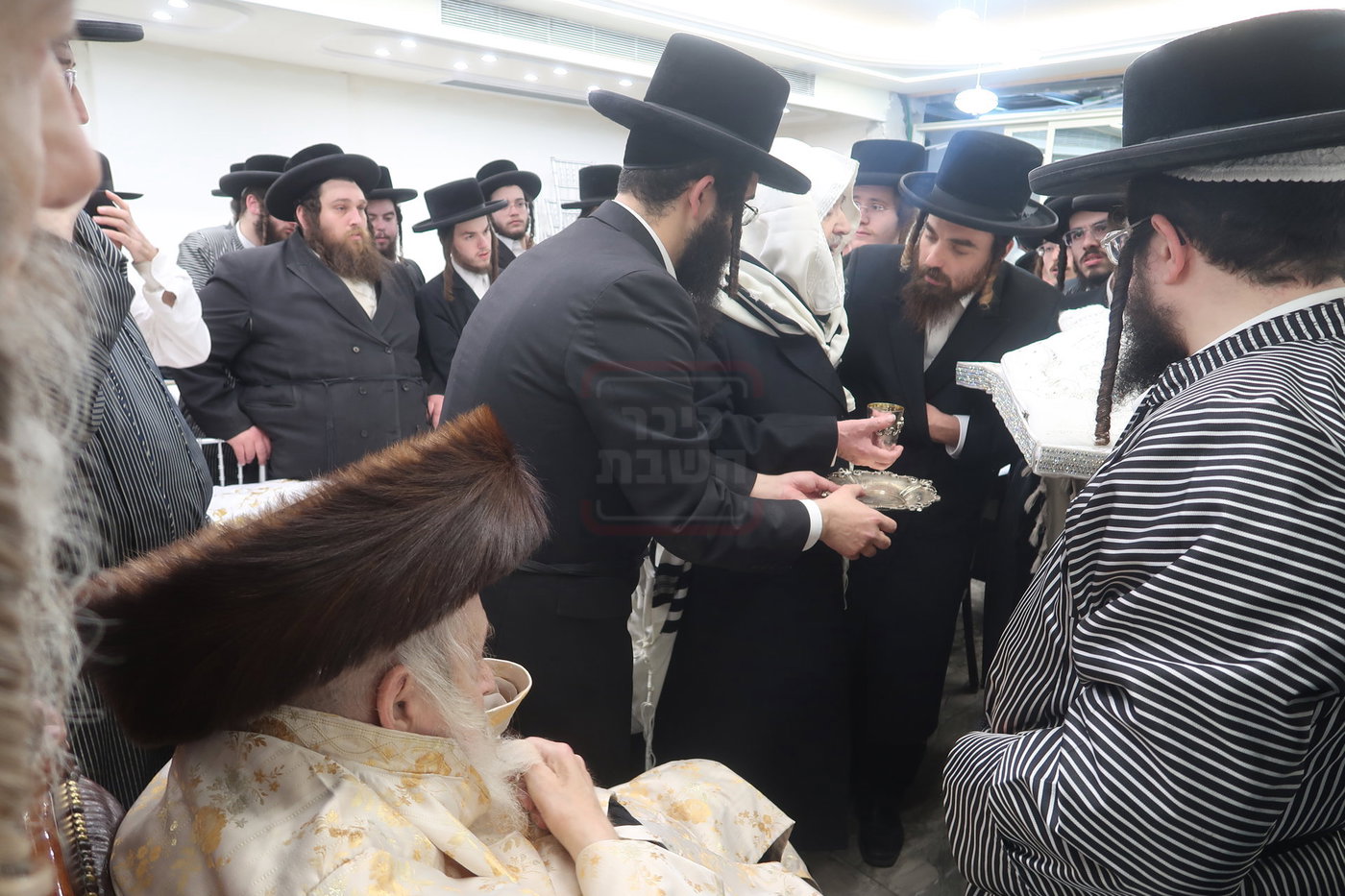 הגה"צ רבי יעקב מאיר שכטר בברית אצל האדמו"ר מתולדות אברהם יצחק