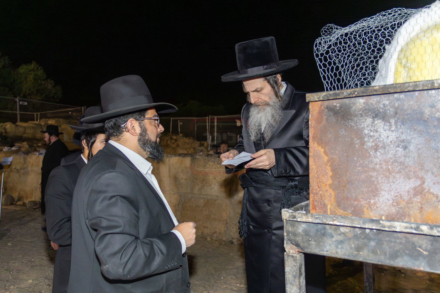 האדמו"ר מאונגוואר במעמד ההדלקה בציון שמואל הנביא