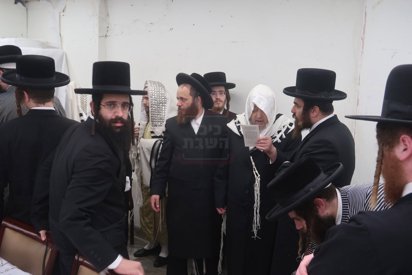 הגה"צ רבי יעקב מאיר שכטר בברית אצל האדמו"ר מתולדות אברהם יצחק