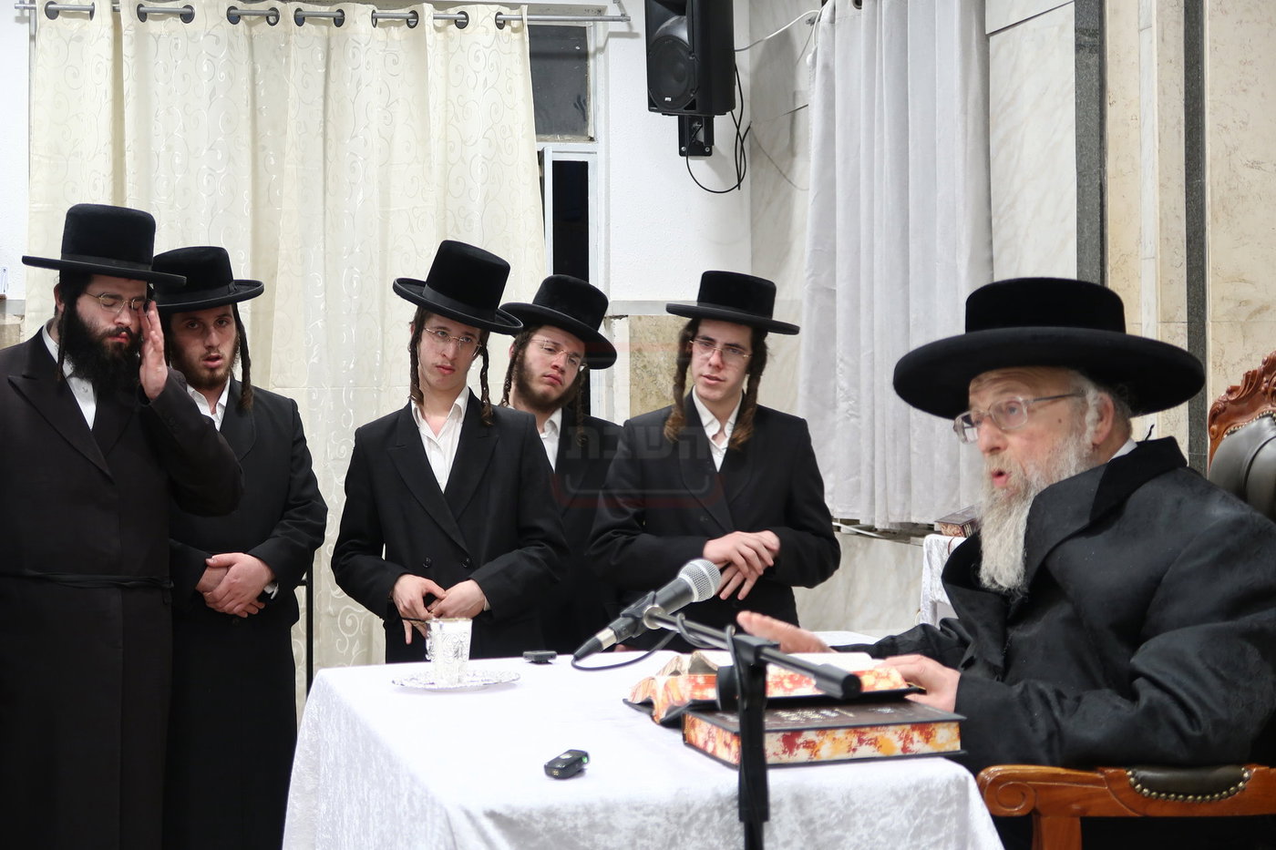 האדמו"ר מפינסק קרלין בביקור בישיבתו בבני ברק