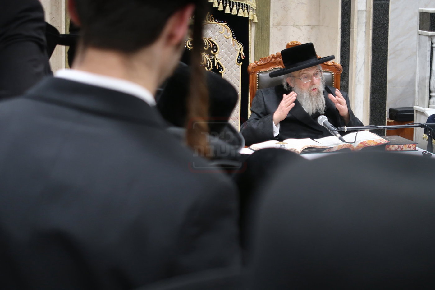 האדמו"ר מפינסק קרלין בביקור בישיבתו בבני ברק