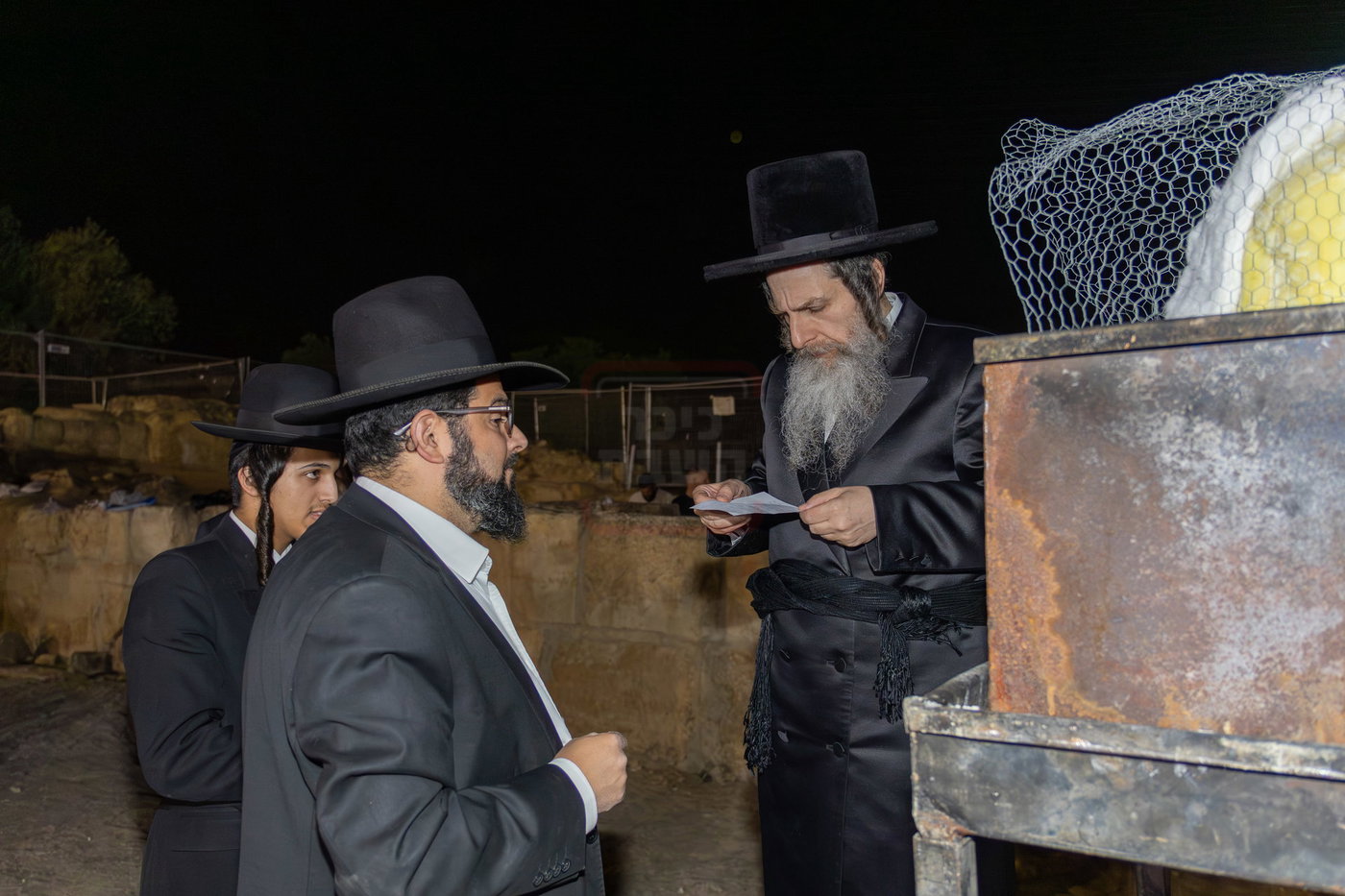 האדמו"ר מאונגוואר במעמד ההדלקה בציון שמואל הנביא