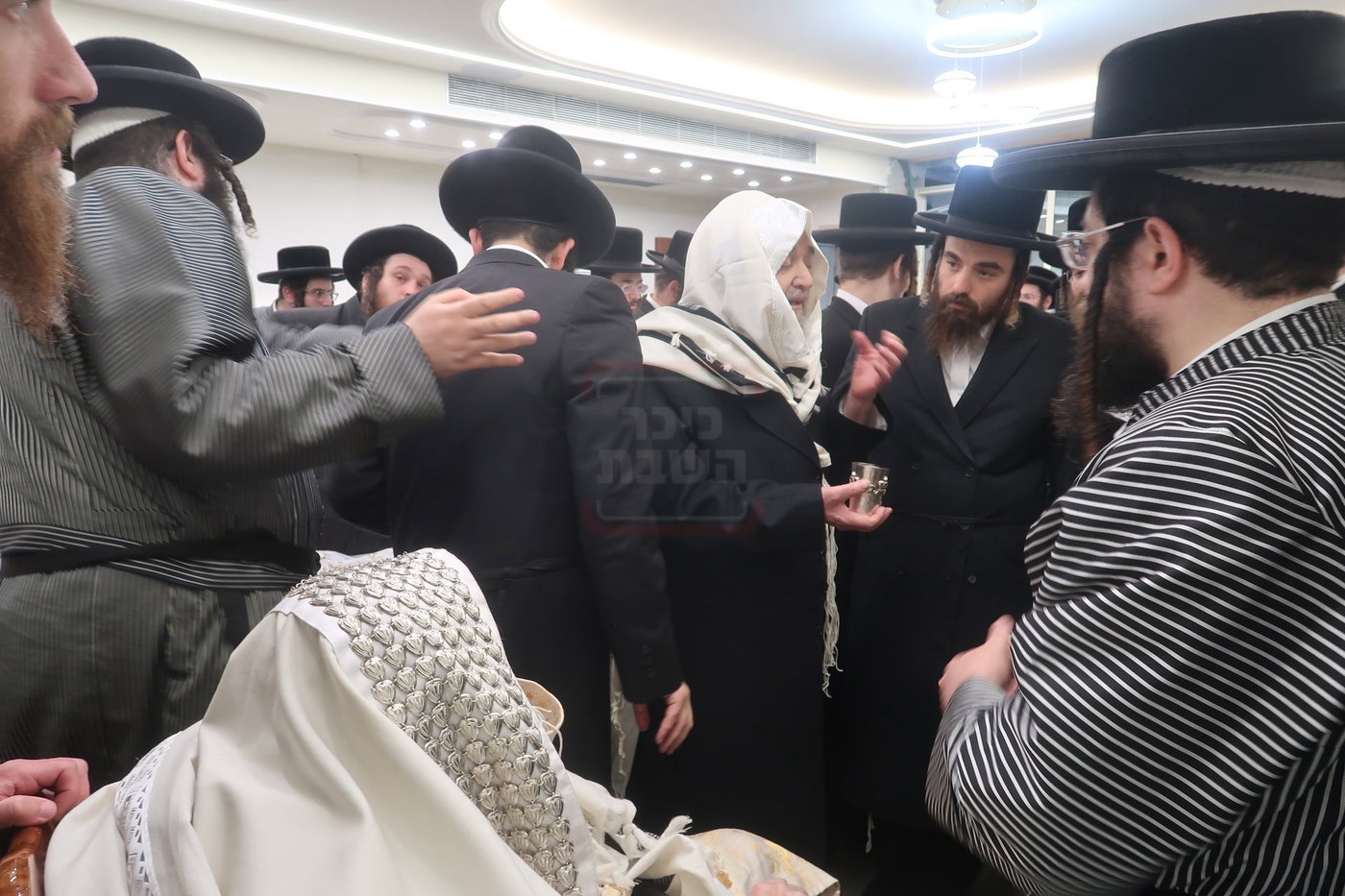 הגה"צ רבי יעקב מאיר שכטר בברית אצל האדמו"ר מתולדות אברהם יצחק