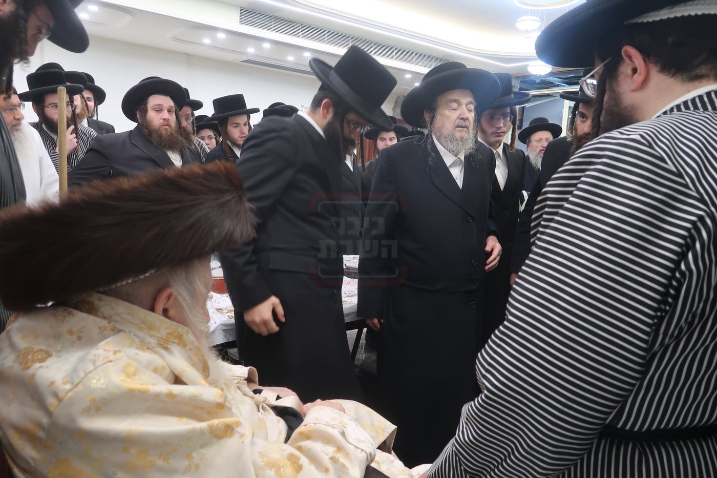 הגה"צ רבי יעקב מאיר שכטר בברית אצל האדמו"ר מתולדות אברהם יצחק