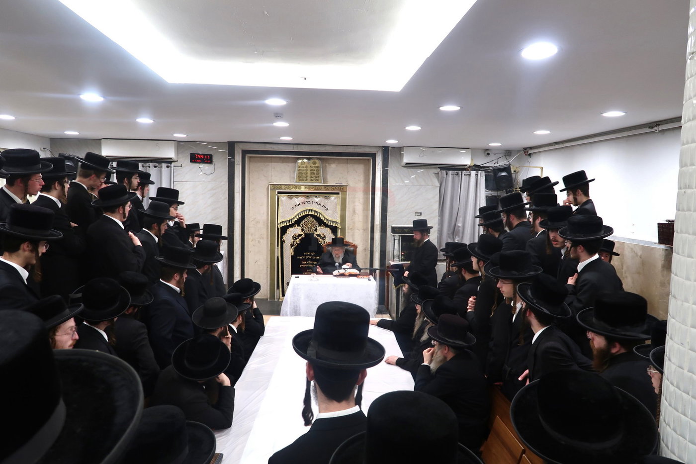 האדמו"ר מפינסק קרלין בביקור בישיבתו בבני ברק