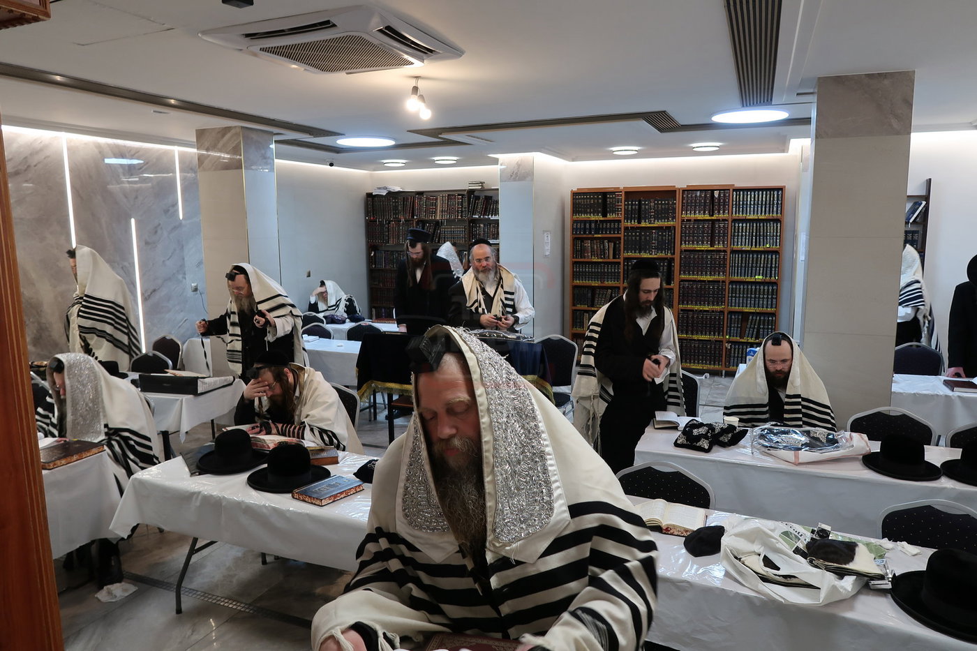 האדמו"ר מקוזמיר במסע הקודש לפולין