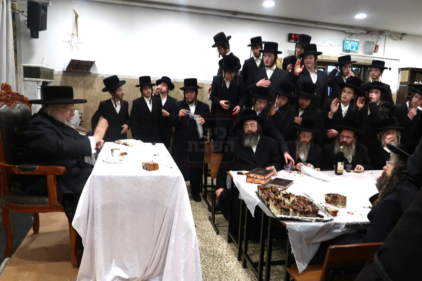 האדמו"ר מפינסק קרלין בביקור בישיבתו בבני ברק