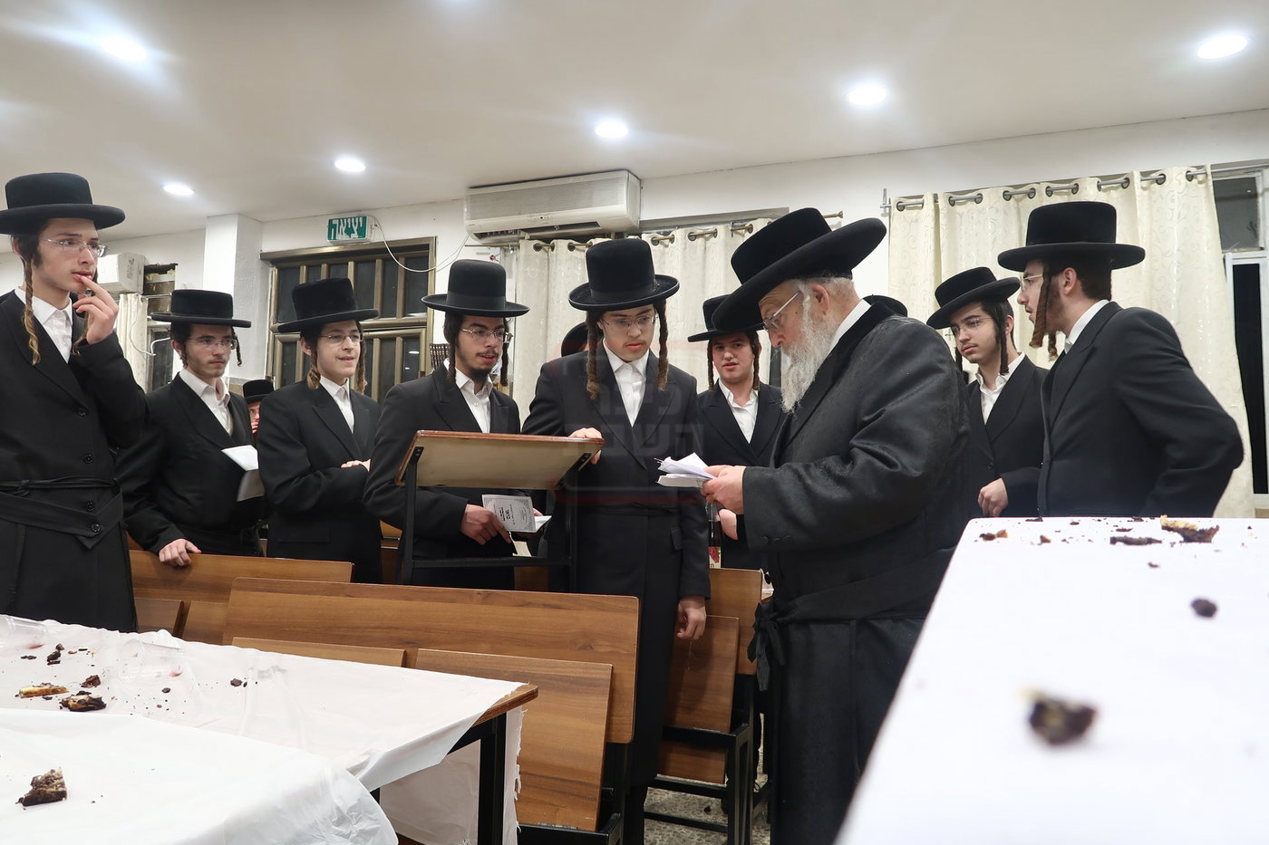 האדמו"ר מפינסק קרלין בביקור בישיבתו בבני ברק