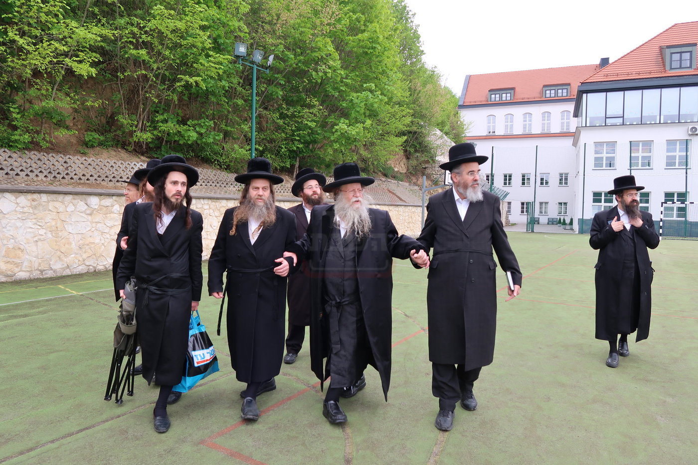 האדמו"ר מקוזמיר במסע הקודש לפולין