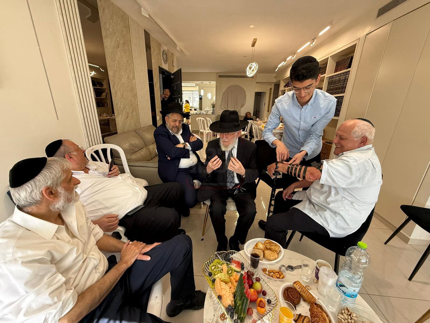 השר חיים כץ בהנחת תפילין, היום