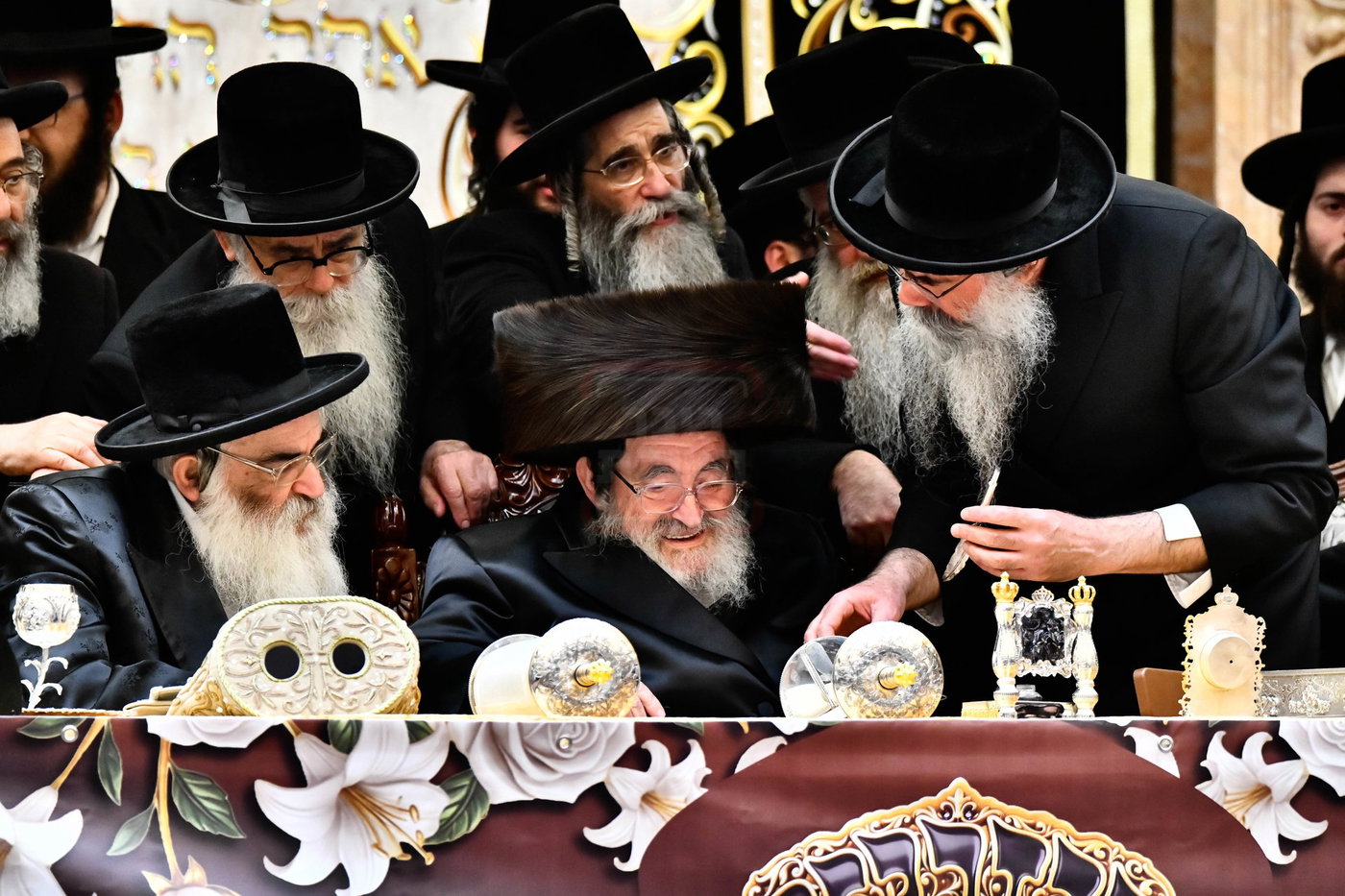 האדמו"ר מויז'ניץ בסיום כתיבת ספר התורה