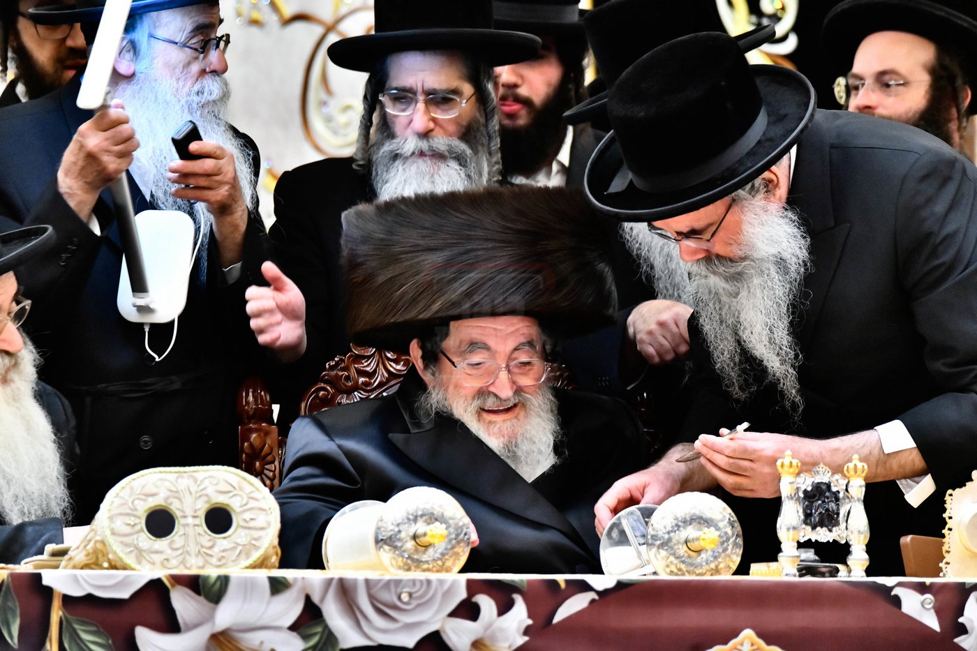 האדמו"ר מויז'ניץ בסיום כתיבת ספר התורה
