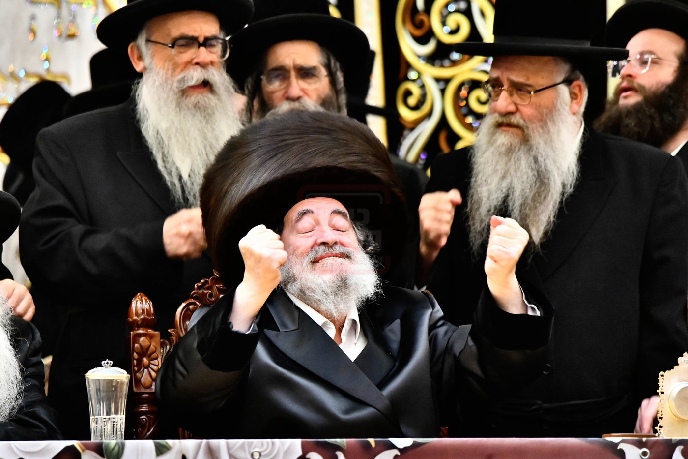 האדמו"ר מויז'ניץ בסיום כתיבת ספר התורה
