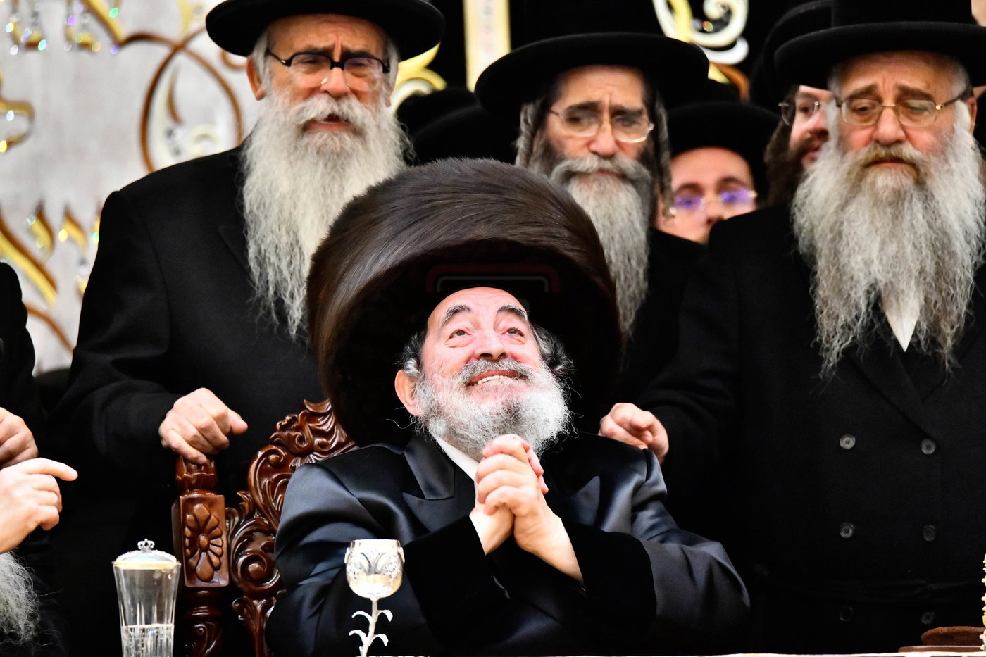 האדמו"ר מויז'ניץ בסיום כתיבת ספר התורה