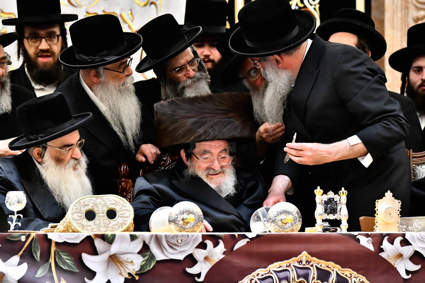 האדמו"ר מויז'ניץ בסיום כתיבת ספר התורה