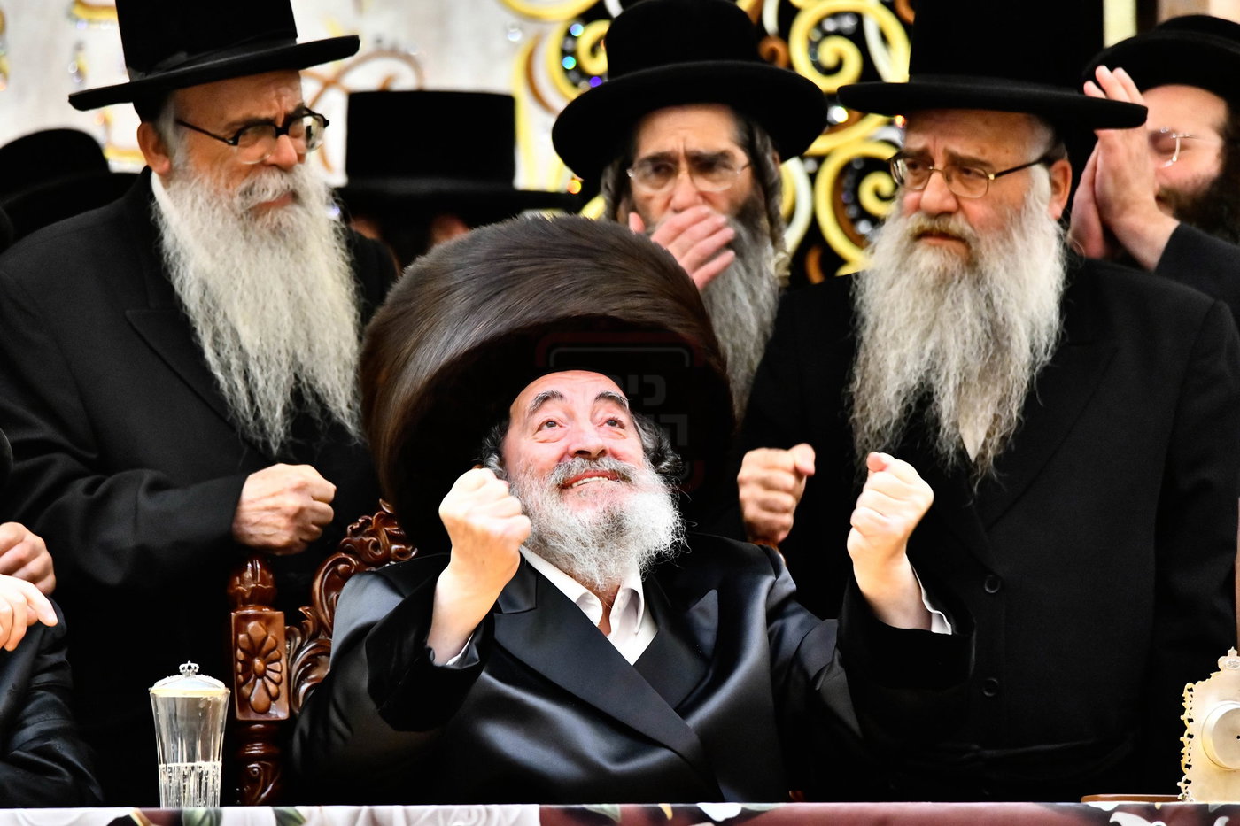 האדמו"ר מויז'ניץ בסיום כתיבת ספר התורה