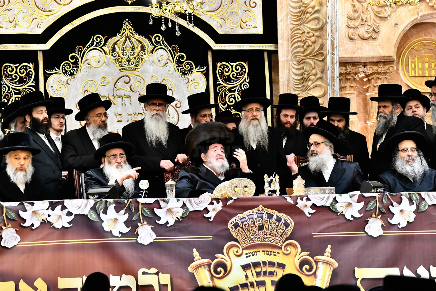 האדמו"ר מויז'ניץ בסיום כתיבת ספר התורה