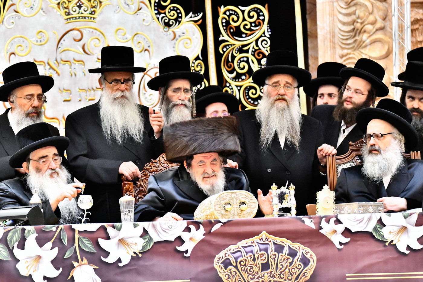 האדמו"ר מויז'ניץ בסיום כתיבת ספר התורה