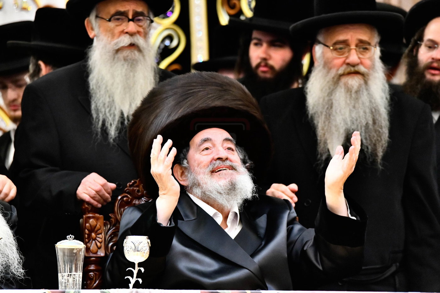 האדמו"ר מויז'ניץ בסיום כתיבת ספר התורה