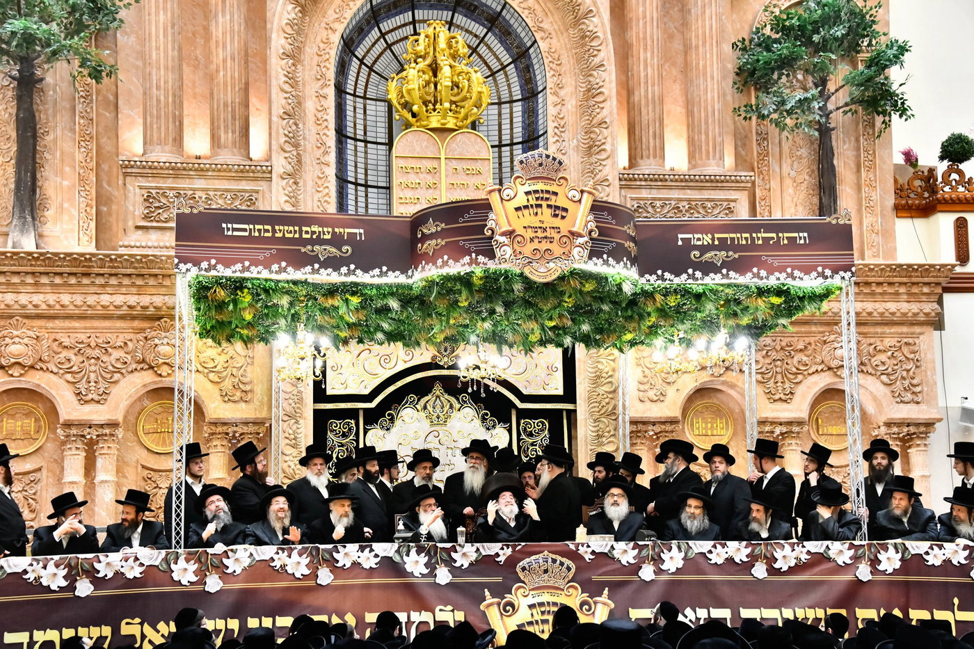 האדמו"ר מויז'ניץ בסיום כתיבת ספר התורה