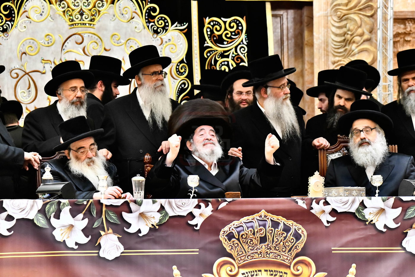 האדמו"ר מויז'ניץ בסיום כתיבת ספר התורה