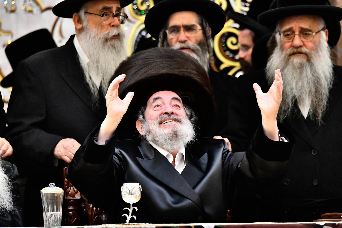 האדמו"ר מויז'ניץ בסיום כתיבת ספר התורה