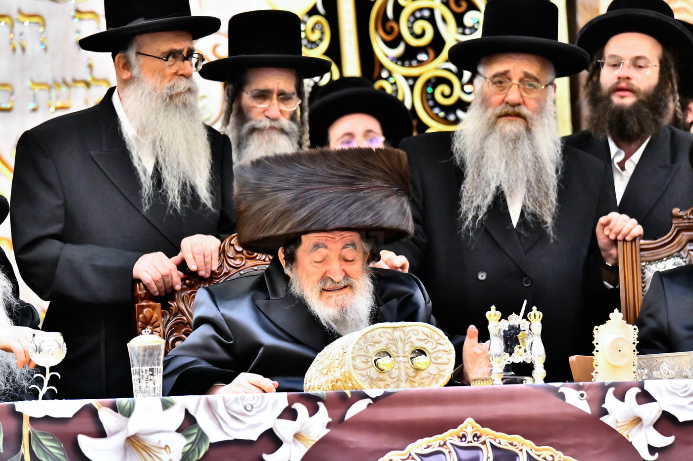 האדמו"ר מויז'ניץ בסיום כתיבת ספר התורה