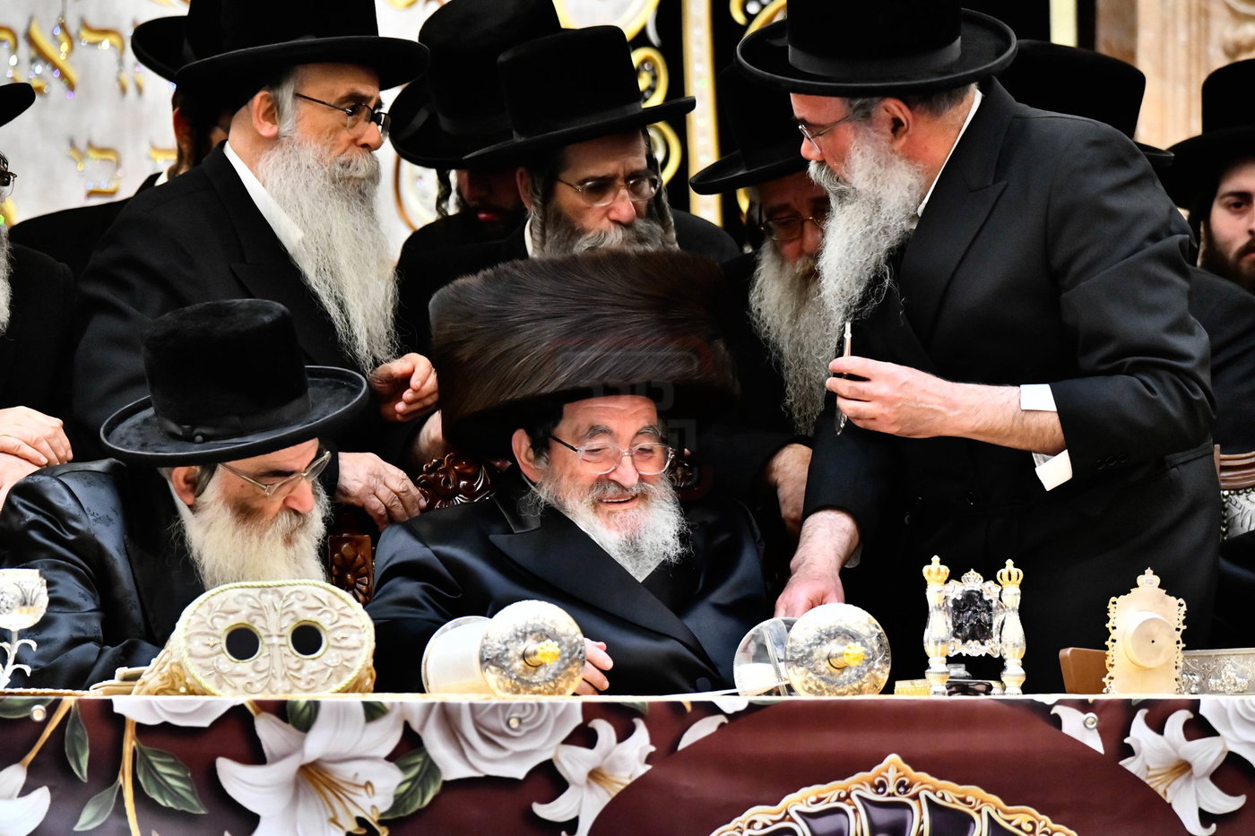האדמו"ר מויז'ניץ בסיום כתיבת ספר התורה