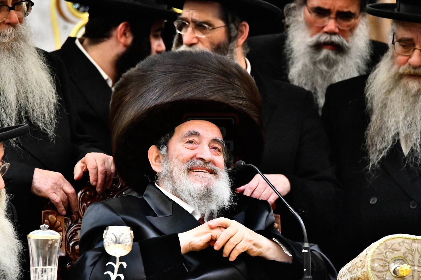 האדמו"ר מויז'ניץ בסיום כתיבת ספר התורה