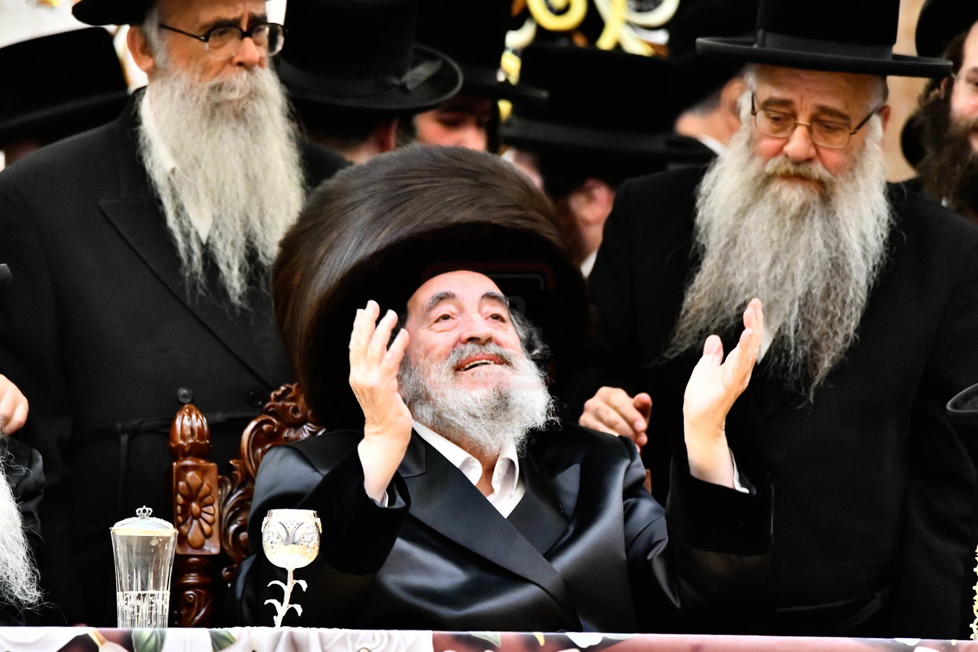 האדמו"ר מויז'ניץ בסיום כתיבת ספר התורה