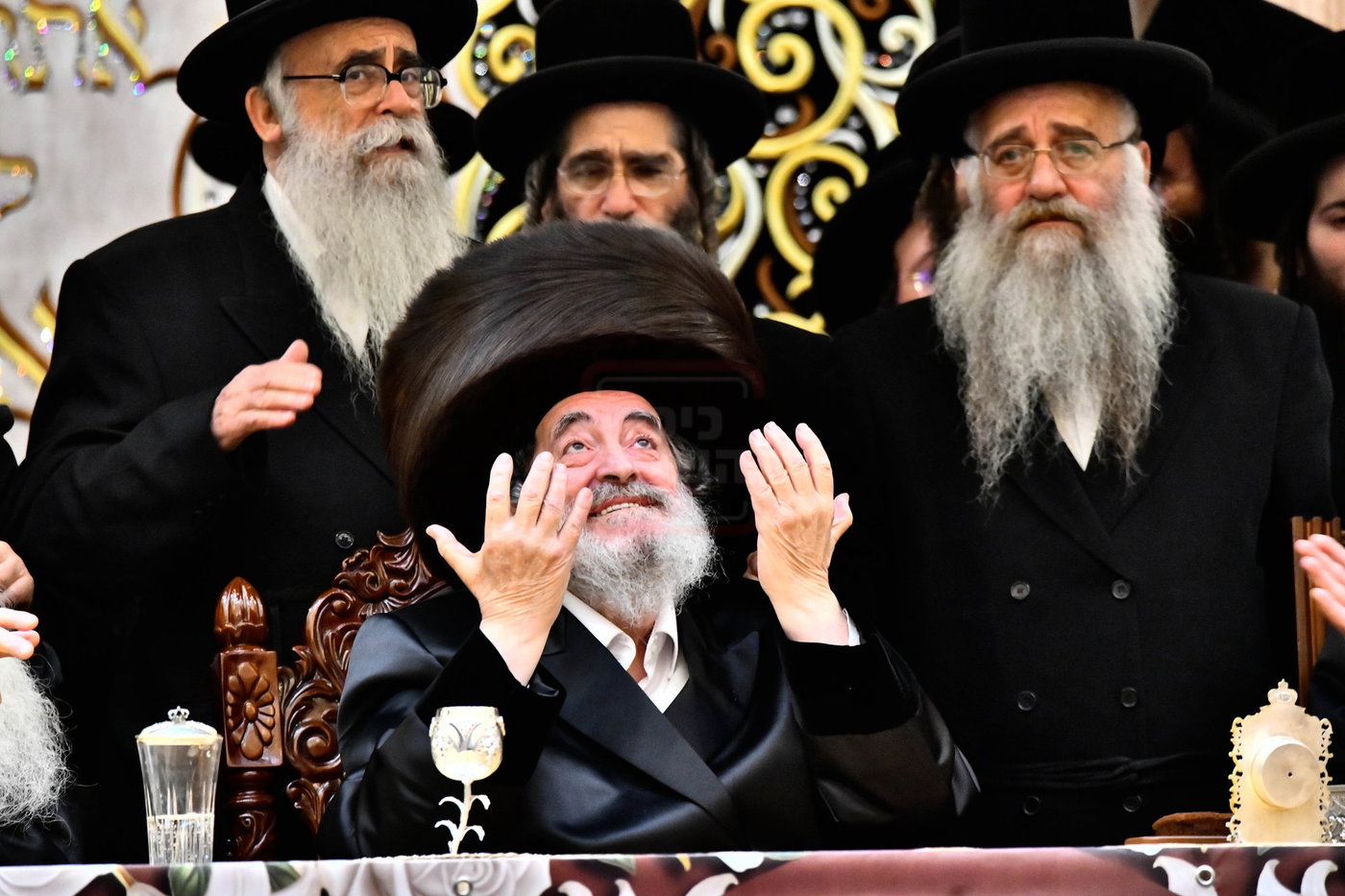 האדמו"ר מויז'ניץ בסיום כתיבת ספר התורה