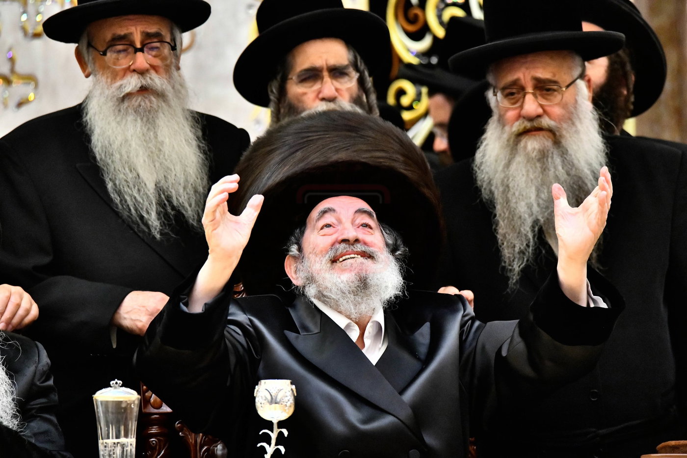 האדמו"ר מויז'ניץ בסיום כתיבת ספר התורה