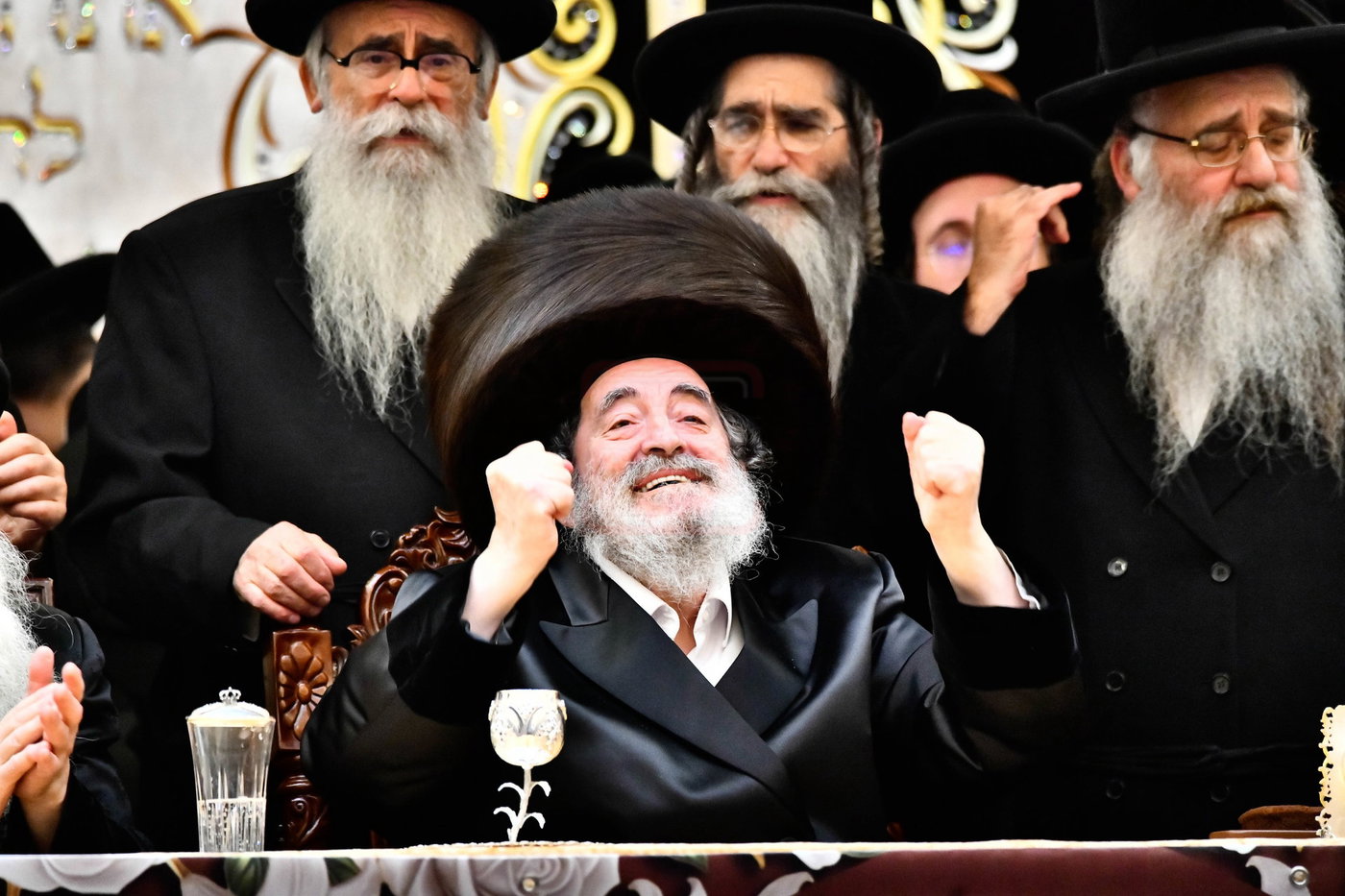 האדמו"ר מויז'ניץ בסיום כתיבת ספר התורה
