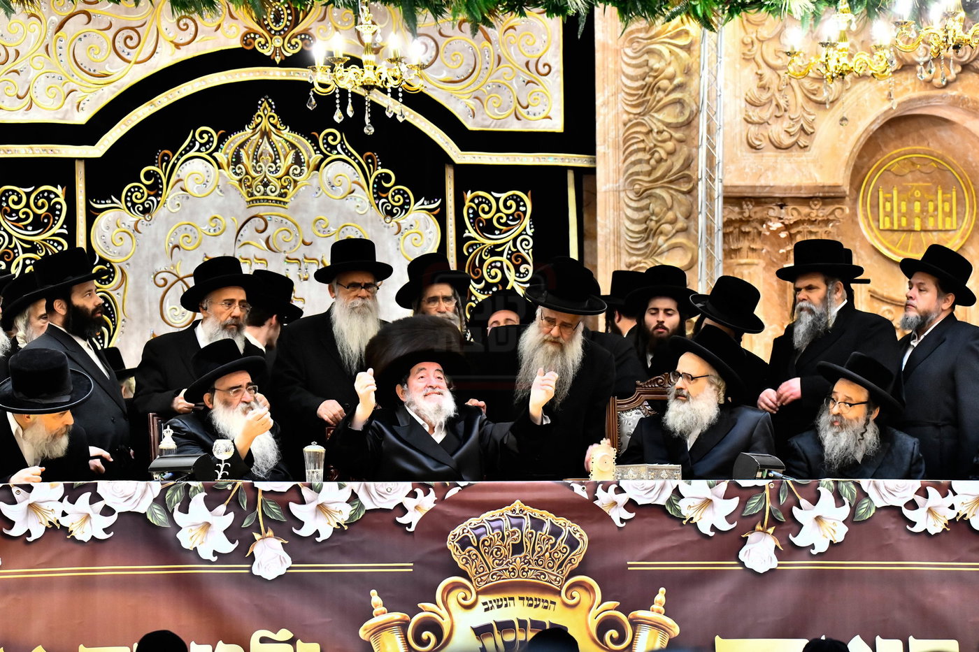 האדמו"ר מויז'ניץ בסיום כתיבת ספר התורה