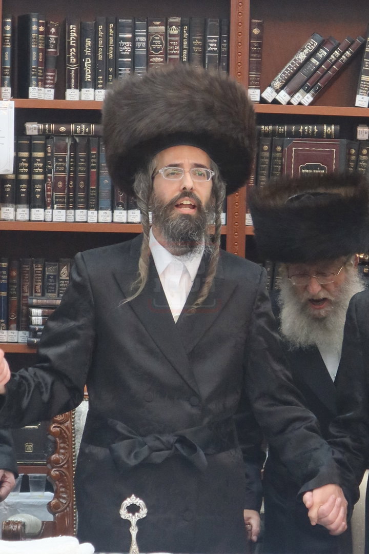 נעילת החג שבועות בחצה"ק זוועהיל