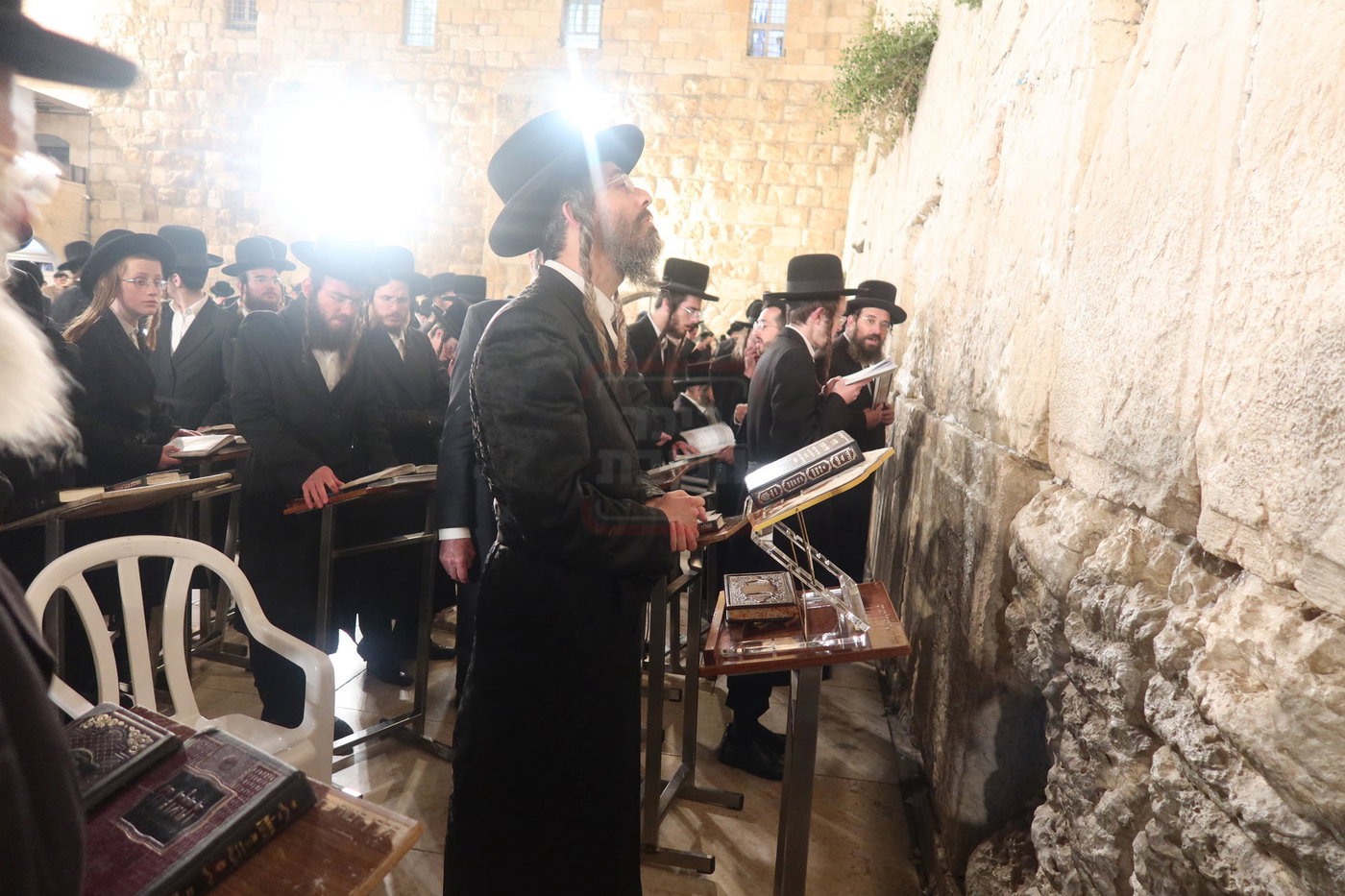 האדמו"ר מזוועהיל בכותל המערבי ערב חג השבועות