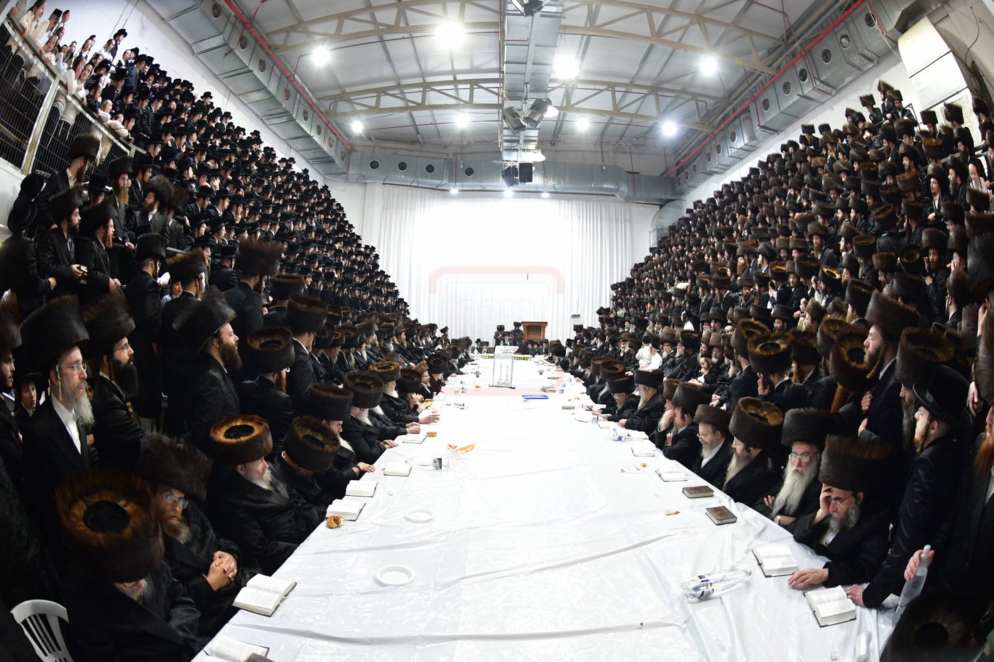 טיש בחצה"ק סערט ויז'ניץ