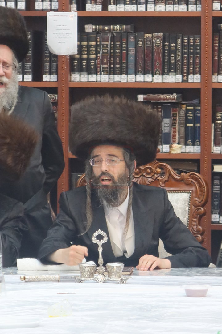 נעילת החג שבועות בחצה"ק זוועהיל