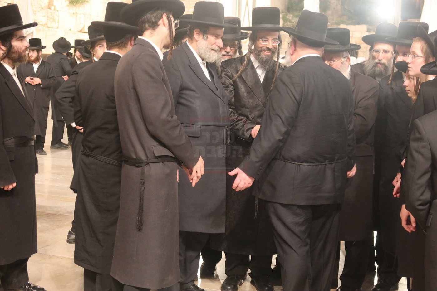 האדמו"ר מזוועהיל בכותל המערבי ערב חג השבועות