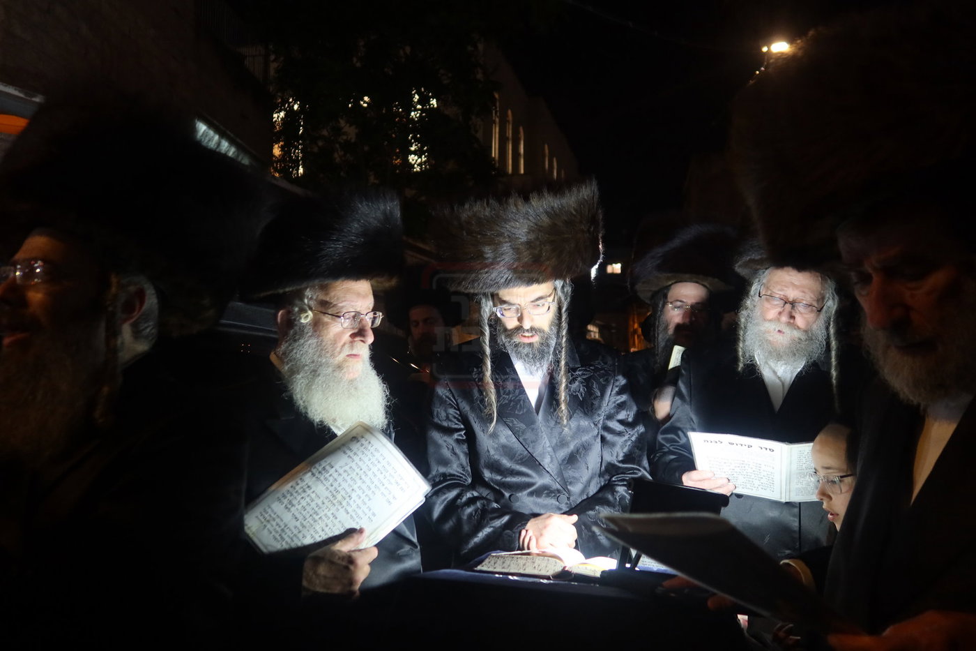 נעילת החג שבועות בחצה"ק זוועהיל