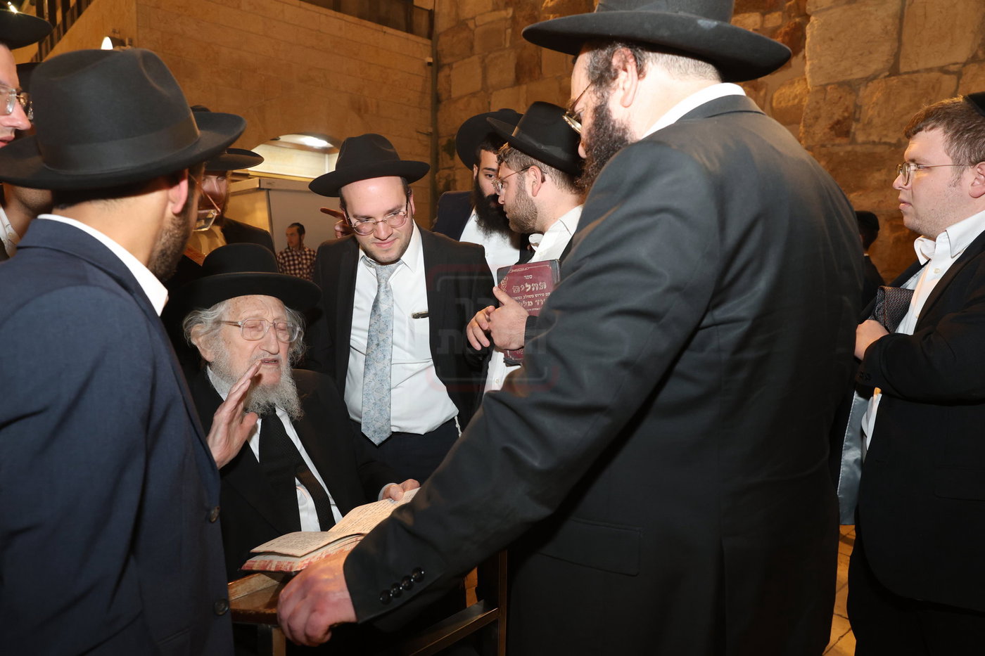 אדמורי"ם ורבנים בכותל - אסרו חג שבועות