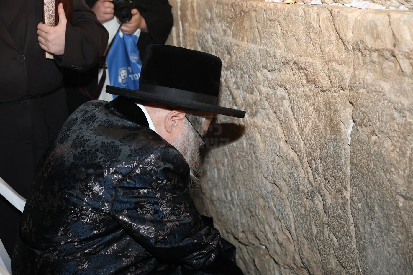 אדמורי"ם ורבנים בכותל - אסרו חג שבועות